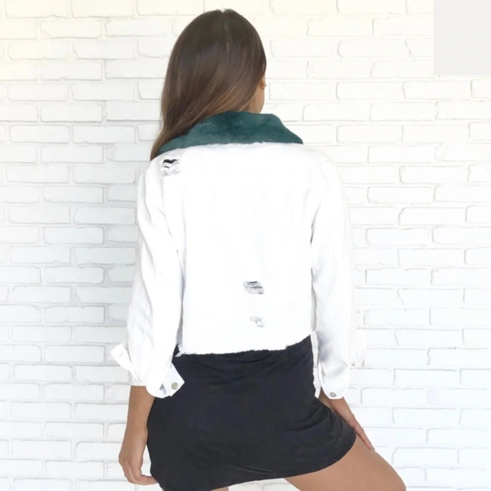 Honey Punch Women’s White Distressed Denim Jacket w/ Green Fur Collar Size Small - Picture 2 of 16